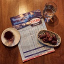 Ein Glas Wasser, ein Glas Tee, ein Schale mit Datteln und der Ramadan-Kalender mit den Uhrzeiten stehen im Restaurant Pamukkale Köz auf dem Tisch