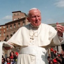 Papst Johannes Paul II. am Petersdom im Jahr 1998. 