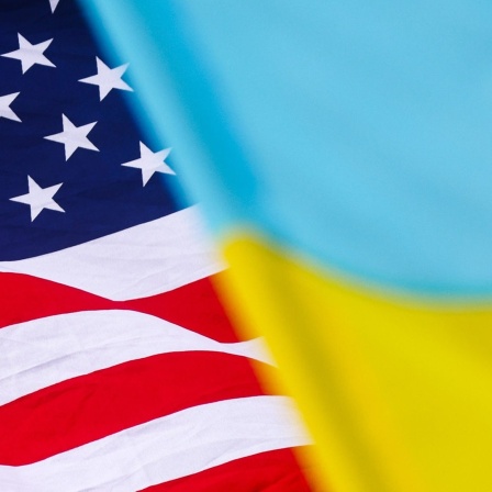 Eine amerikanische und eine ukrainische Flage