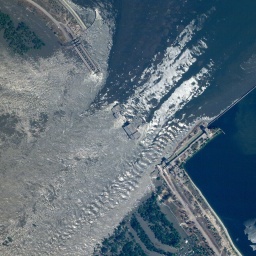 Dieses von Planet Labs PBC zur Verfügung gestellte Satellitenbild zeigt einen Überblick über die Schäden am Kachowka-Damm im Süden der Ukraine.