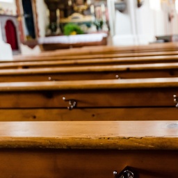 Leere Bänke in einer Kirche 