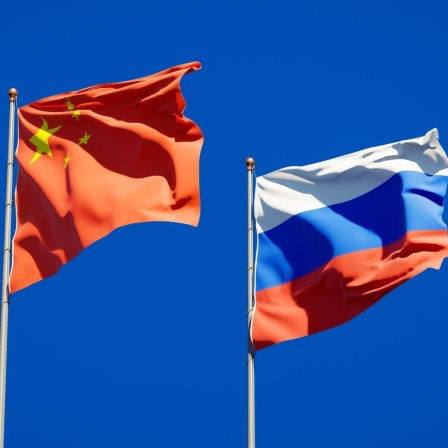 Die chinesische Flagge neben der russischen Flagge.