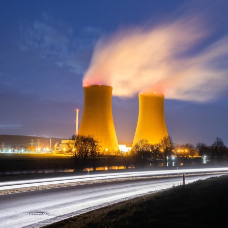 Dampf steigt aus den Kühltürmen des Atomkraftwerks Grohnde auf (Langzeitbelichtung)