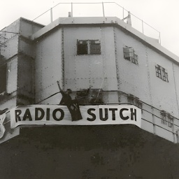 Vom sogenannten "Guntower" hängt 1964 ein Transparent mit der Aufschrift "Radio Scutch".