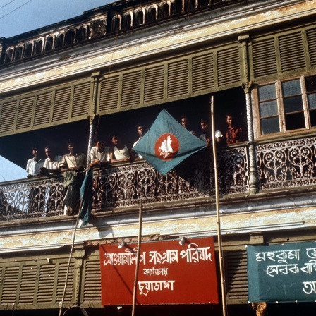 Kämpfer für ein unabhängiges Bangladesch haben im 1971 auf dem Balkon ihres Hauptquartiers in Ostpakistan die bengalische Flagge gehisst (Archivbild)