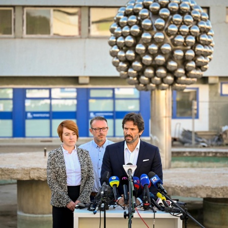 Slowakei, Banska Bystrica: Der stellvertretende Ministerpräsident und Verteidigungsminister der Slowakei, Robert Kalinak, spricht während einer Pressekonferenz zusammen mit der Krankenhausdirektorin Miriam Lapunikova (l) vor dem F. D. Roosevelt Universitätskrankenhaus, in dem der angeschossene und verletzte slowakische Ministerpräsident Robert Fico behandelt wird. 