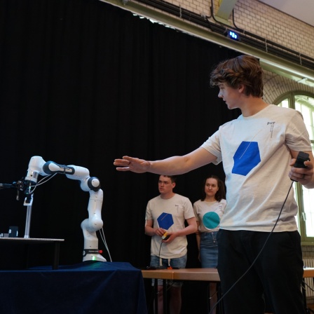 LNDW: Student Leon Kollofrath von der Berliner Hochschule für Technik mit seiner Roboterhand