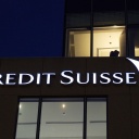 Der beleuchtete Schriftzug einer Filiale der Schweizer Bank Credit Suisse