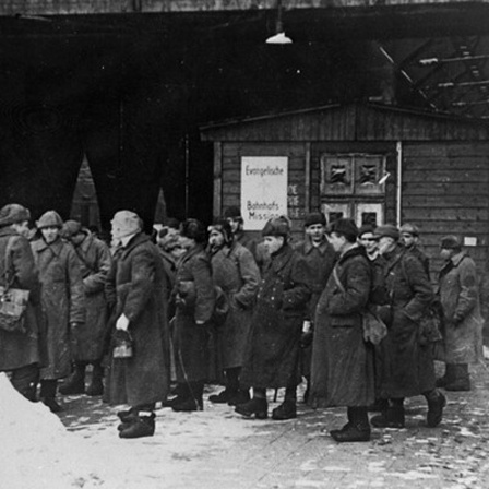 Bild datiert auf 1945: Menschen warten vor der Bahnhofsmission in Berlin