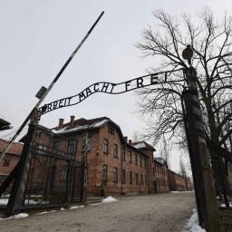 Polen, 21.1.2025: Eingang ehem. Konzentrationslager Auschwitz (Bild: IMAGO/NurPhoto/Jakub Porzycki)