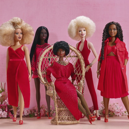 Eine Gruppe von historischen Barbie-Puppen, sowohl schwarze mit verschiedenen Afro-Looks sowie auch zwei weißen Puppen.