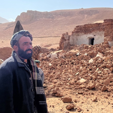 Der Stringer  Masood Shnizai  steht vor einem zerstörten Haus im Distrikt Rubat Sangi in der Provinz Herat beim Erdbeben in Afghanistan 