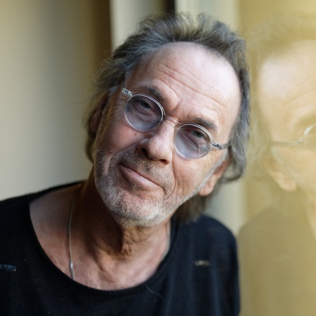Hugo Egon Balder lehnt an einem Fenster
