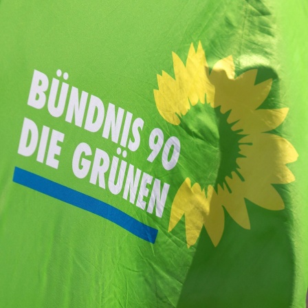 Eine Fahne weht bei der Vorstellung des Landtagswahl-Programmantrags der Grünen Thüringen 2019.