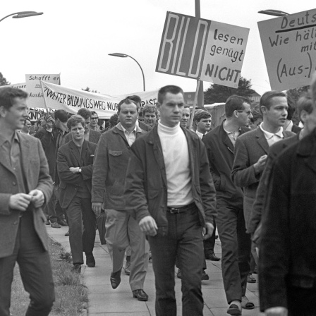 Als Folge eines weiterhin sinkenden Ausbildungsniveaus an den Universitäten demonstrierten rund 1.500 Studenten am 30.6.1967 in Hamburg für ein Bildungsförderungsgesetz. Auf ihrem Weg zur &#034;Meckerwiese&#034; trugen die Studenten zahlreiche Schilder und Plakate mit ihren Forderungen.