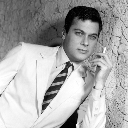 Der Schauspieler Tony Curtis mit Zigarette