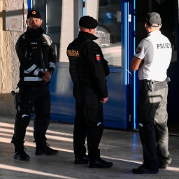 Polizisten stehen vor einem Krankenhaus in der Slowakei.