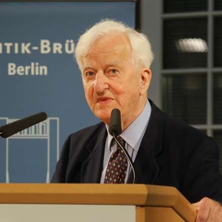 Richard von Weizäcker bei einem Empfang, er spricht in ein Mikrophon
