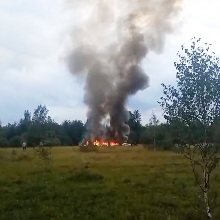 Auf diesem Videobild steigen Rauch und Flammen aus einem abgestürzten Privatjet in der Nähe des Dorfes Kuschenkino in der Region Twer. 