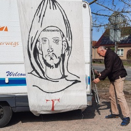 Mit Bruder Gabriel franziskanisch unterwegs - Ein Wohnmobil als rollendes Kloster