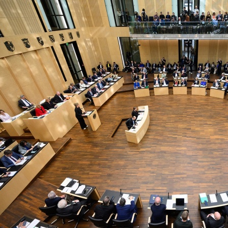 Mona Neubaur (Bündnis 90/Die Grünen) spricht bei der Plenarsitzung im Deutschen Bundesrat am Rednerpult.