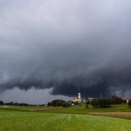 Unwetterfront über Bayern: Lange Zeit galt Hochwasser nur als Bedrohung für die Anwohner großer Flüsse. Doch beim Starkregen lauern die Gefahren überall - auch fernab jeglicher Gewässer.