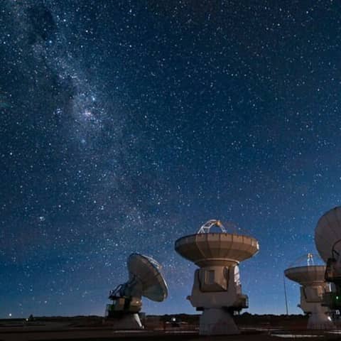 Drei Observatorien ragen in der Wüste im Norden Chiles in den Sternenhimmel