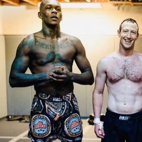 Mark Zuckerberg, durchtrainiert und oben ohne zwischen den Kampfsportlern Israel Adesanya und Alexander Volkanovski