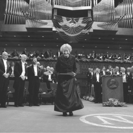 Wisława Szymborska im Konzerthaus Stockholm nach der Entgegennahme des Literaturnobelpreises 1996.