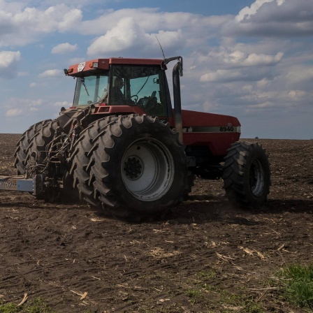 Ein Traktor auf einem Feld