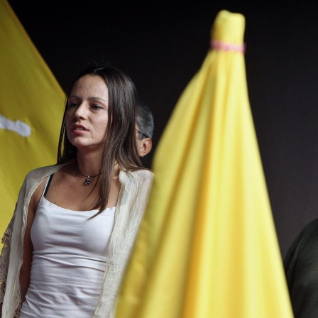 Die Niederländerin Tanja Nijmeijer (l.) steht neben Luis Alberto Alban Burbano, alias 'Marco Leon Calarca (r.). 