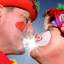 Zwei Narren geben sich am Montag (07.03.2011) beim Rosenmontagszug in Düsseldorf bei strahlenden Sonnenschein ein Bützchen (Küsschen).