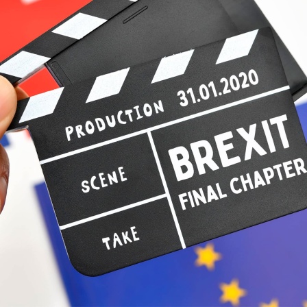 Fotomontage zum vervorstehenden BREXIT. Filmklappe mit Brexit-Schriftzug und britischer und EU-Fahne