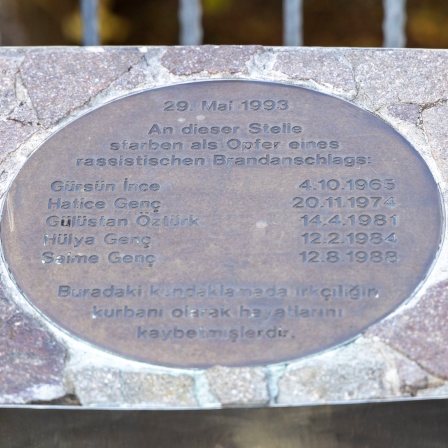 Auf einer Metallplatte in einem Stein stehen die fünf Namen der Opfer des Solinger Brandanschlags