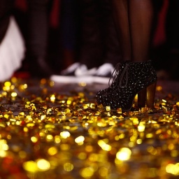 Die Waden und schwarzen Schuhe von Sängerin Ann Sophie, die auf der mit goldenem Konfetti bedeckten Bühne des deutschen ESC-Vorentscheids steht.
