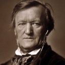 Montage: Richard Wagner im Schwarz-weiß-Porträt mit In-Ear-Kopfhörern
