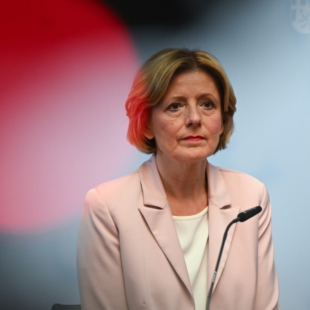 Malu Dreyer blickt in eine Kamera.