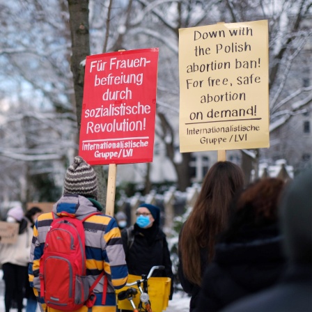 Demonstration der Frauenstreik-Bewegung Strajk Kobiet gegen das neue polnische Abtreibungsgesetz in Berlin. 