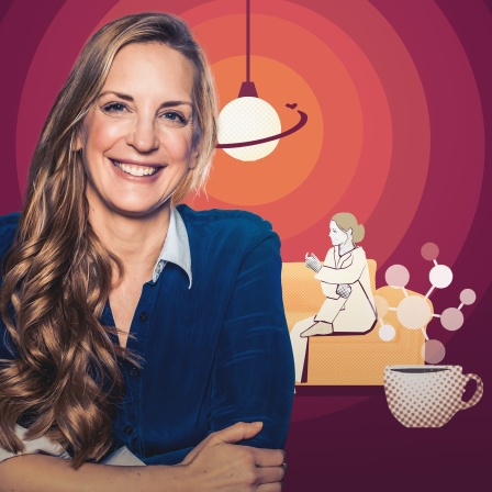 Eine Frau lacht in die Kamera. Neben ihr ist eine Tasse abgebildet, hinten im Bild sitzt eine Frau auf einem Sofa.