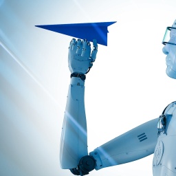 Roboter hält einen Papierflieger in der Hand
