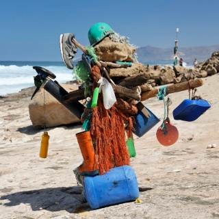 Kunstwerk aus Strandgut am Strand von Fuerteventura