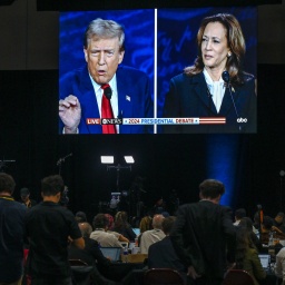 Donald Trump und Kamala Harris sind während ihrer Präsidentschaftsdebatte im National Constitution Center in Philadelphia auf einem Bildschirm zu sehen.