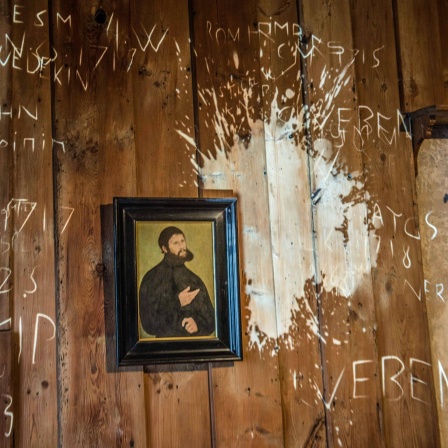 Die Lutherstube auf der Wartburg in Eisenach. Für die Nationale Ausstellung erscheint von Zeit zu Zeit an der Wand mittels Beamer der ominoese Fleck, der von einem Wurf Luthers mit seinem Tintenfass auf den Teufel herrühren soll.