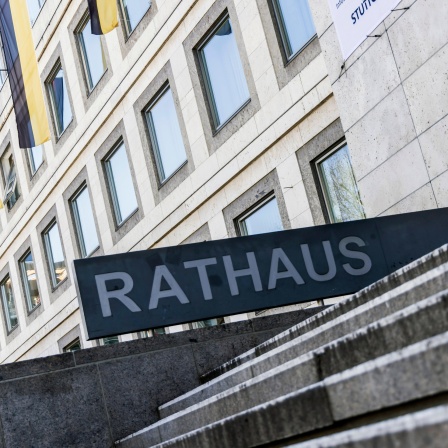 Schild Rathaus, Stufen vor dem Rathaus in Stuttgart.