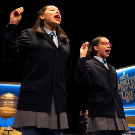 Zwei Schülerinnen tragen 2019 im Opernhaus Teatro Real die gezogenen Losnummern und die Höhe der jeweiligen Gewinne der traditionellen Weihnachtslotterie «El Gordo» (Der Dicke) singend vor.