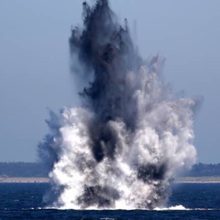 Zwei Wasserbomben aus dem Zweiten Weltkrieg werden in der Ostsee gezielt gesprengt (am 08.07.2013).