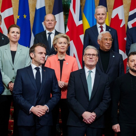 Gruppenbild der europäischen Staats- und Regierungschefs um Großbritanniens Premier Sir Keir Starmer (vorne 2.v.r) und den ukrainischen Präsidenten Wolodymyr Selenskyj (vorne r) auf dem Ukraine-Gipfel im Lancaster House.