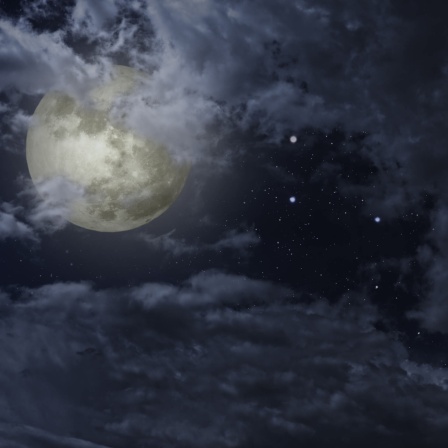 Mond mit Sternen am Nachthimmel