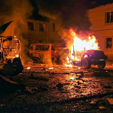 Feuerwehrleute löschen ein Feuer nach einem russischen Drohnenangriff in Kupjansk in der Region Charkiw (Ukraine).