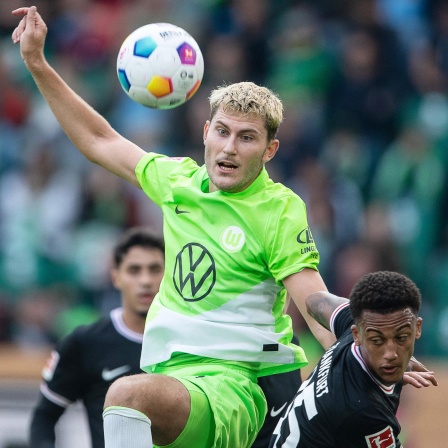 Jonas Wind vom VfL Wolfsburg im Duell mit Frankfurts Tuta